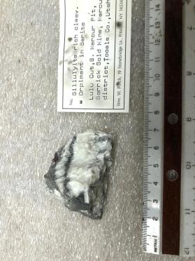 Gillulyite rich cleav. w Orpiment in Barite