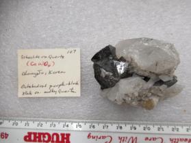 Scheelite on Quartz