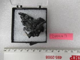 Hydroxylherderite on quartz