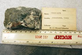 Perovskite crystals in Schist