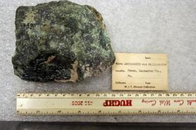 Antigorite var. Williamsite on Chromite