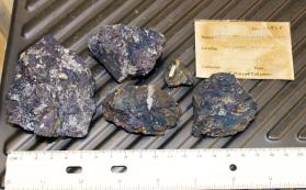 Covellite coating Chalcopyrite with Quartz